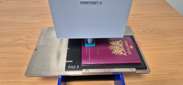 Pernuma Perfoset 7 L Paspoort Ontwaarder handmodel 1-gats